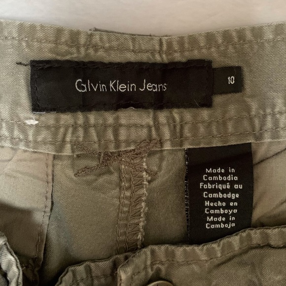 Calvin Klein Khaki Capris. - Picture 3 of 8